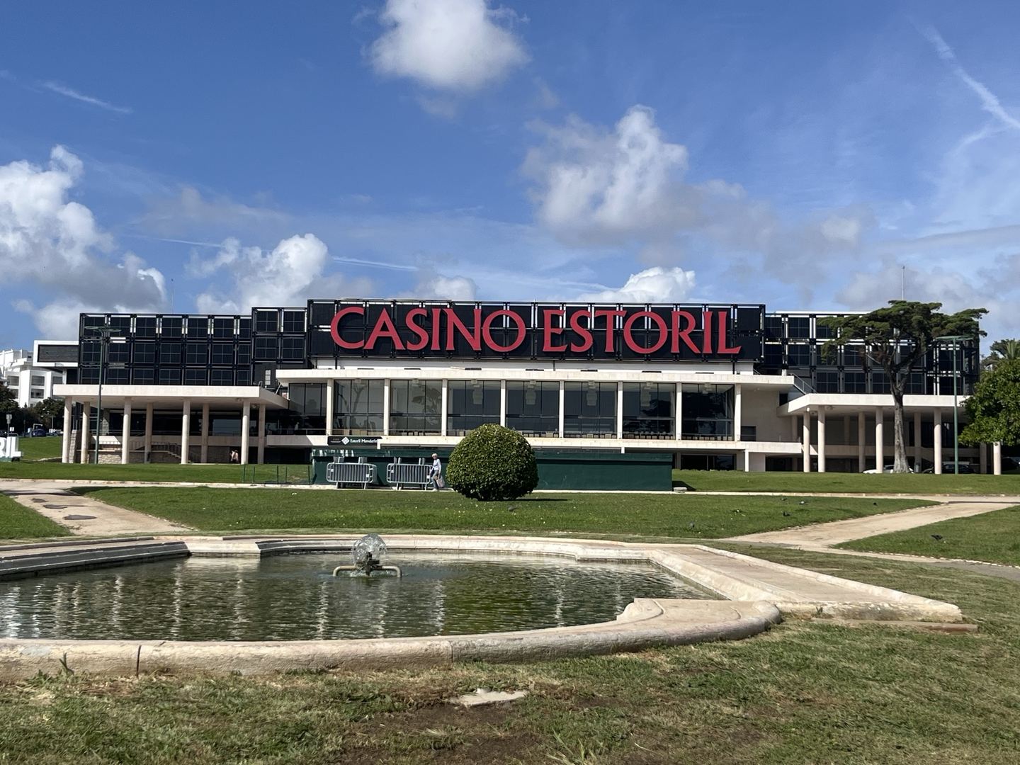 蓝天下的 Casino Estoril 正门、草坪与喷泉