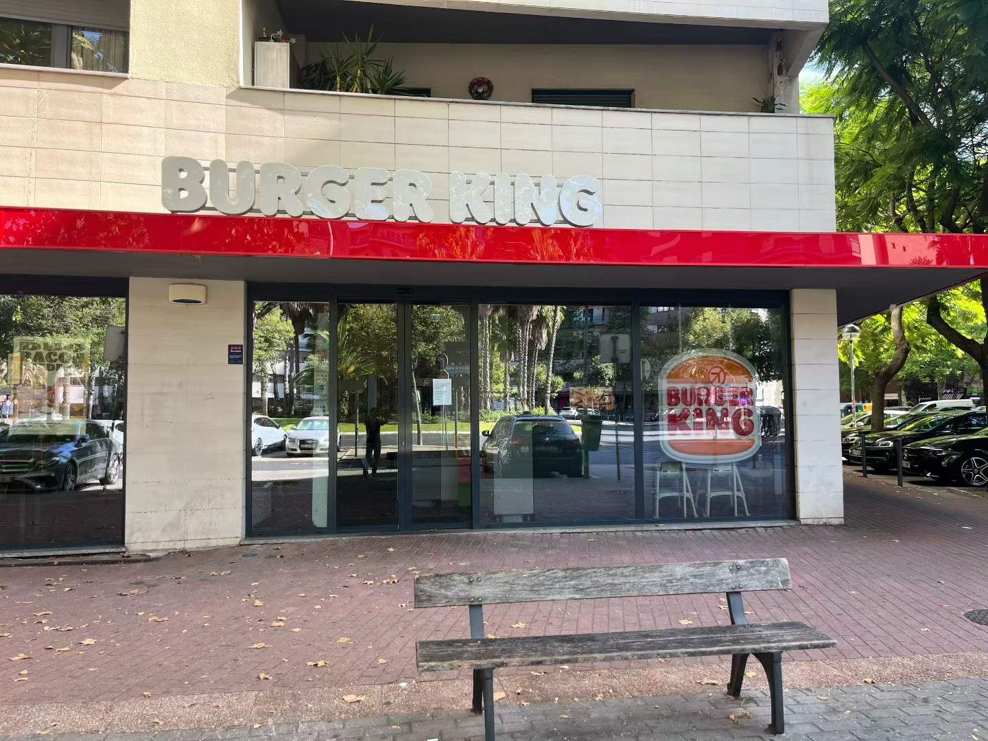 关门后的汉堡王门店与门前长椅
