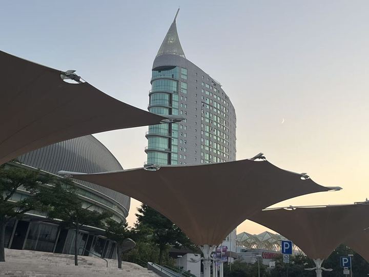 Torre São Gabriel ao anoitecer